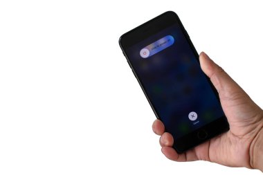 Loei, Chiang Khan, Tayland 23 Ekim 2020: Apple iPhone 7 'yi ekranda güç kapsama alanı dışında, yakın çekim fotoğrafçılığıyla siyah olarak tutmak. Beyaz arka plan. Telefona odaklan..