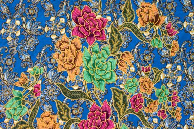 Dişiler için sarong deseni Malezya, Endonezya ve Tayland 'da güzel ve renkli bir sanattır. Sarong desenli sanat çiçekleri ve Asya 'daki kadınlar için moda. Fotoğrafı kapat, manzara arkaplanı.