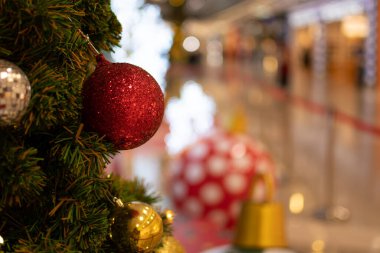 Küçük ampullerle süslenmiş Noel ağacını kapat. Beyaz, kırmızı, altın topları olan Noel ağacı süslemesi tasarım ve metin için sağ tarafta kopya alanı bulanık arkaplan, güzel bokeh.