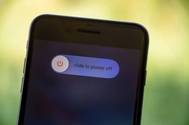 Songkhla, hatyai, Tayland 9 Mayıs 2020: Elle tutulan Apple iPhone 7 artı ekranda güç kapama seçeneği, yakın çekim fotoğrafçılık ve arka plan bokeh güzel