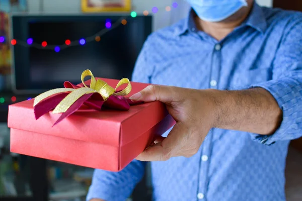 Gros Plan Une Main Mâle Tenant Des Cadeaux Rouges Célèbre — Photo