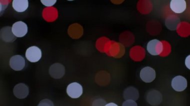 4k kalite Bokeh, bulanık arka planda noel renklerinde ışıkların odak noktasını bozdu. Kusursuz döngü