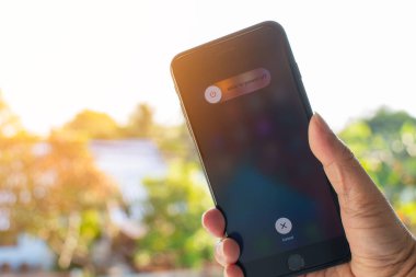 Narathiwat, Muang, Tayland 12 Şubat 2021: Apple iPhone 7 artı ekranda güç dışı, yakın plan, bulanık arkaplan ve Bokeh güzel. Tasarım veya metin için boşluk kopyala.