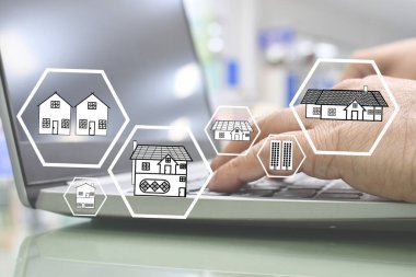 Dizüstü bilgisayar kullanan bir mimar bir konut binası tasarlamak ve hesaplamak için. Teknolojik kullanım için bir mimar ya da mühendisin çalışması kavramı. Bulanık arkaplan yetişkin, mimar, mimari, bina, iş, kalori