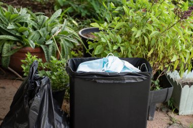 Mavi yüz maskesi Covid-19 'u koruyabilir. Birçok yüz maskesi çöp kutusuna bırakılırdı. Akciğerli tehlikeli koronavirüs. Koruyucular için tıbbi maskeler, ve maske takmak için bire bir. Bulanık arkaplan