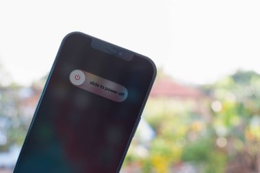 Narathiwat, Muang, Tayland 12 Şubat 2021: Apple iPhone 7 artı ekranda güç dışı, yakın plan, bulanık arkaplan ve Bokeh güzel. Tasarım veya metin için boşluk kopyala.