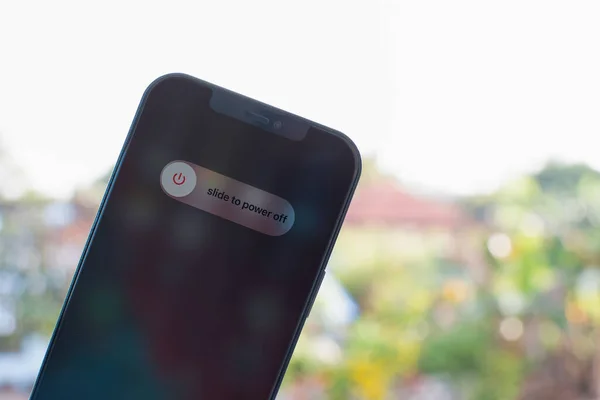 Narathiwat, Muang, Tayland 12 Şubat 2021: Apple iPhone 7 artı ekranda güç dışı, yakın plan, bulanık arkaplan ve Bokeh güzel. Tasarım veya metin için boşluk kopyala.