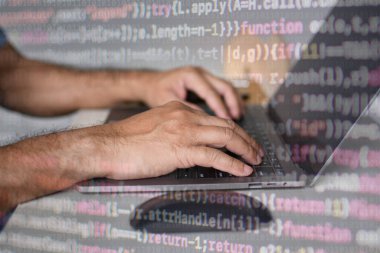 Kavramsal erkekler yazılım kodluyor, kayıt odalarında sesi kontrol etmek için dizüstü bilgisayar kullanıyorlar, hackerlar dünyadaki finans kurumlarından veri çalmak için kod yazıyorlar. Seçici odak, bulanık arkaplan.