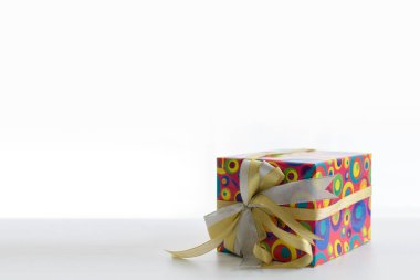 Hediye kamerası masanın üzerine yerleştirildi. Festival, bayram, parti, mutlu, sevgililer günü, sezon, noel, fotokopi alanı tasarım veya metin için solda, slogan, kutsama, beyaz arka plan, yakın plan