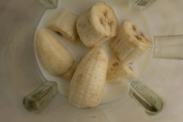 Misturador Banana Misturado Com Leite Fresco Conceito Fazer Bebidas Saudáveis — Fotografia de Stock