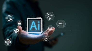 Bir iş adamının eli, fütürist teknoloji simgeleriyle çevrili parıldayan bir yapay zeka çipini tutuyor. Bu dijital kompozit yenilikleri, küresel iletişimi, veri güvenliğini ve