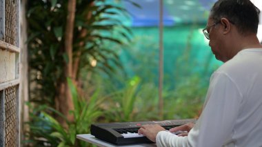 Adam, Bahçede Siyah Klavye, Metal Kapı, Beyaz Gömlek, Yan Görünüm, Anahtar Odaklanma