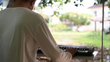 Açık Hava Müziği Beyaz Gömlekli Müzisyen Açık Renkli Masa Klavyeli, Yeşil Arkaplan Hafif Arkaplan