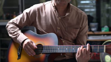 Kahverengi Gitarlı Serenat Adamı Gevşemek İçin Akustik Müzik Çalıyor, Vokalistler Performans Gösteriyor