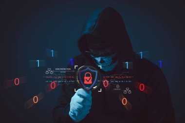 Kafatası maskesi takan gizemli kapüşonlu hacker, güvenlik veri koruma kalkanı simgesini büyüteç kullanarak incelerken ikili kod özel dijital arka plan korumasında yüzer.