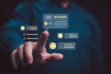 İş adamı eli değen sanal ekran arayüzü beş yıldızlı müşteri değerlendirmesi değerlendirme memnuniyeti geri bildirim ikonları servis kalitesi değerlendirme sembolleri mükemmel deneyim raporu dijital