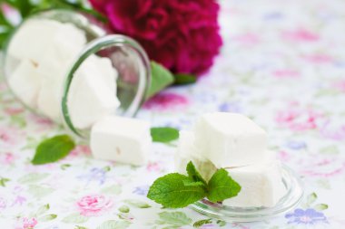 Bir cam kavanoza beyaz krema