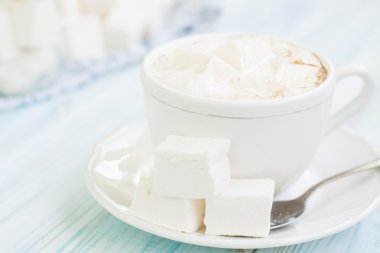 Marshmallow ile sıcak kakao bir fincan