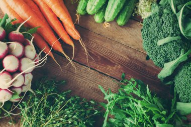 Taze sebze ve otlar ahşap arka plan üzerinde grup. Tonlu görüntü