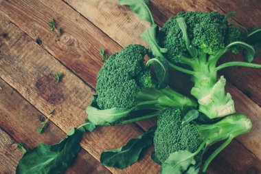 Organik sebze ahşap üzerine. Ahşap masa üzerinde taze brokoli. Tonlu görüntü