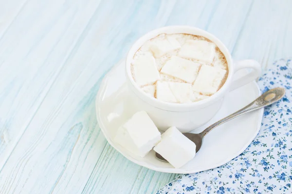 Tazza di cioccolata calda con marshmallow — Foto Stock