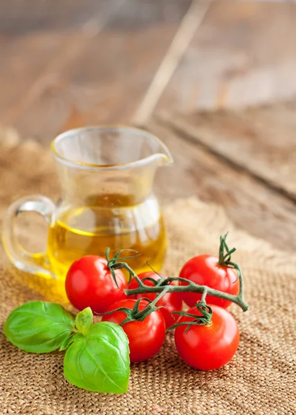 Tomates, albahaca, aceite vegetal —  Fotos de Stock
