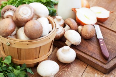 ahşap masa üzerinde mantar