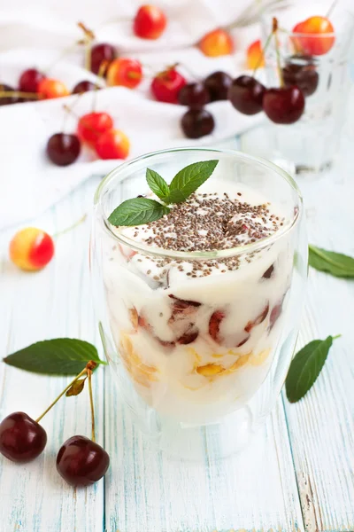 Sobremesa com cereja, iogurte, flocos de milho — Fotografia de Stock