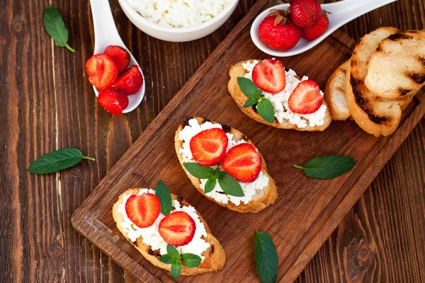 Desayuno saludable - bruschetta de fresa dulce —  Fotos de Stock