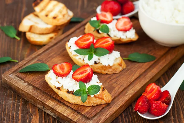 Healthy breakfast - sweet strawberry bruschetta — Stock Photo, Image