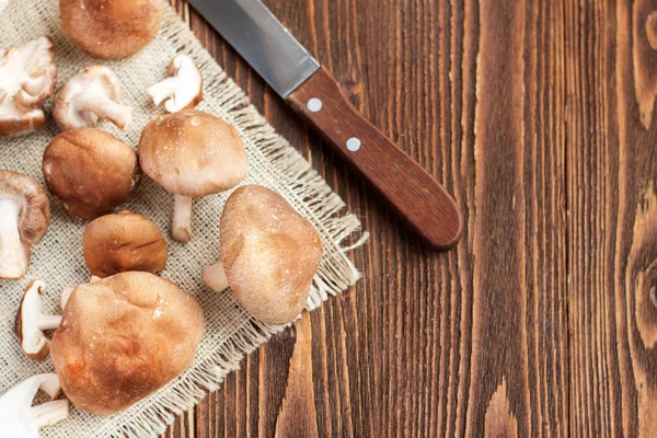 Setas Shiitake sobre mesa de madera —  Fotos de Stock