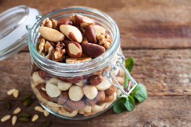 Cam Kavanoz içinde çeşitli fındık