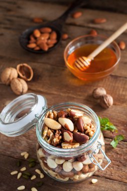 Cam Kavanoz içinde çeşitli fındık