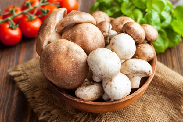 Verduras crudas sobre mesa rústica —  Fotos de Stock