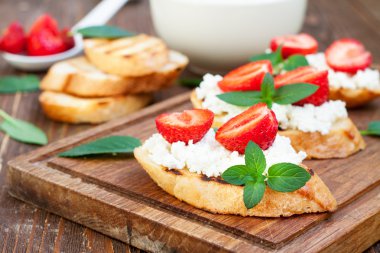 Sağlıklı kahvaltı - tatlı çilek bruschetta