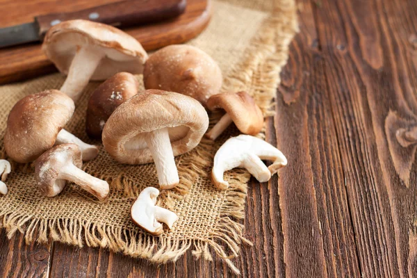 Setas Shiitake sobre mesa de madera —  Fotos de Stock