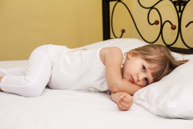 Yürümeye başlayan çocuk kız yatakta döşeme