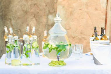 İçeceklerin içinde taze limonata ve açık hava kafeteryasında şişeler.