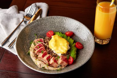 Kurutulmuş ton balığı ve haşlanmış yumurta ile kinoa, humus, taze avokado ve domates ile servis edilir. Sağlıklı kahvaltı..