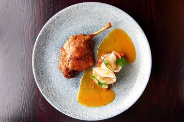 Kızarmış ördek bacağı, sebze, havuç, siyah turp ve portakal sosu..