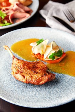 Kızarmış ördek bacağı, sebze, havuç, siyah turp ve portakal sosu..