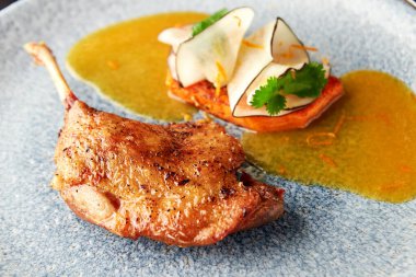 Ördek konservesi, havuç, siyah turp ve portakal sosuyla servis edilir. Lezzetli ve sağlıklı bir yemek..