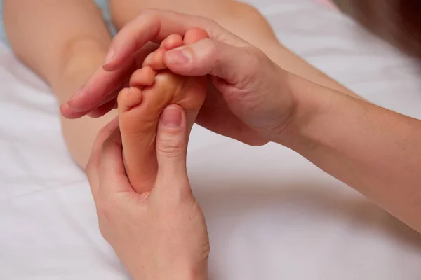 Primo Piano Delle Mani Del Medico Professionista Che Esegue Massaggio — Foto Stock