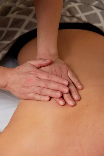 Massaggiatore Professionista Che Massaggio Rilassante Alla Schiena Una Giovane Donna — Foto Stock