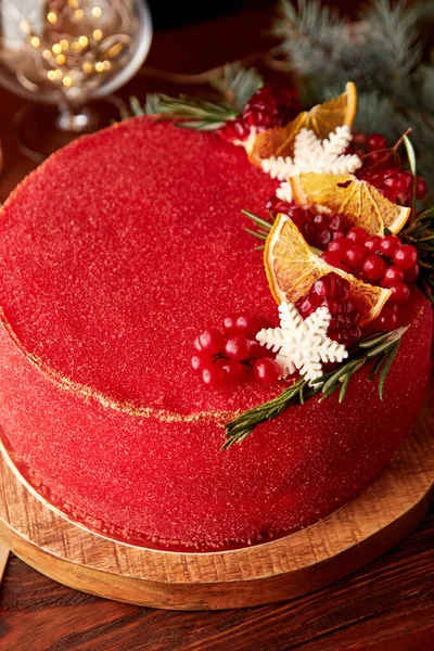 在木制桌子上装饰着庆祝圣诞节的红色天鹅绒蛋糕 — 图库照片