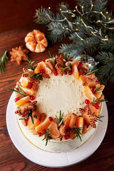 Festlig Julkaka Dekorerad Med Citrus Mandel Tranbär Och Rosmarin Träbord — Stockfoto