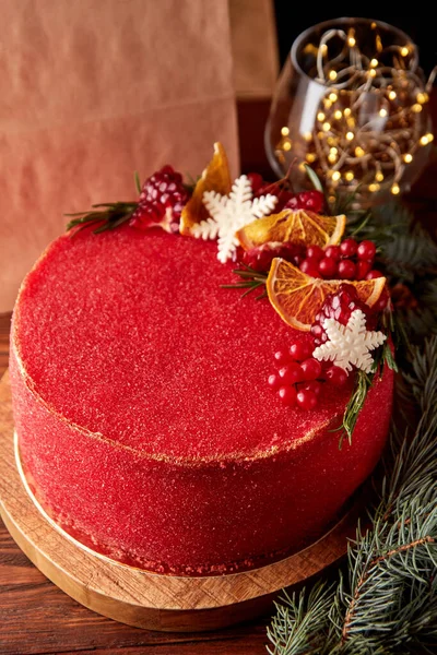 在木制桌子上装饰着庆祝圣诞节的红色天鹅绒蛋糕 — 图库照片