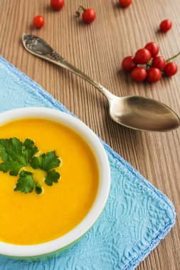 Taze yapılmış havuç kremi çorba bölümü