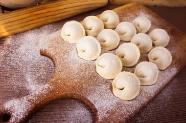 çiğ et köfte etli'deki Rus geleneksel mantı