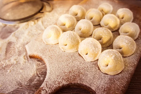 Rå kött ravioli ryska traditionella pelmeni med kött — Stockfoto